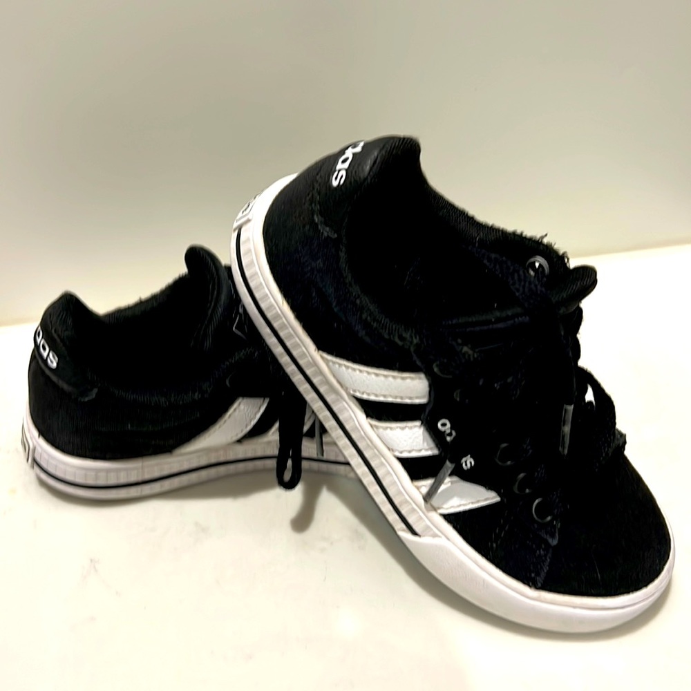 Adidas  kids skate shoe